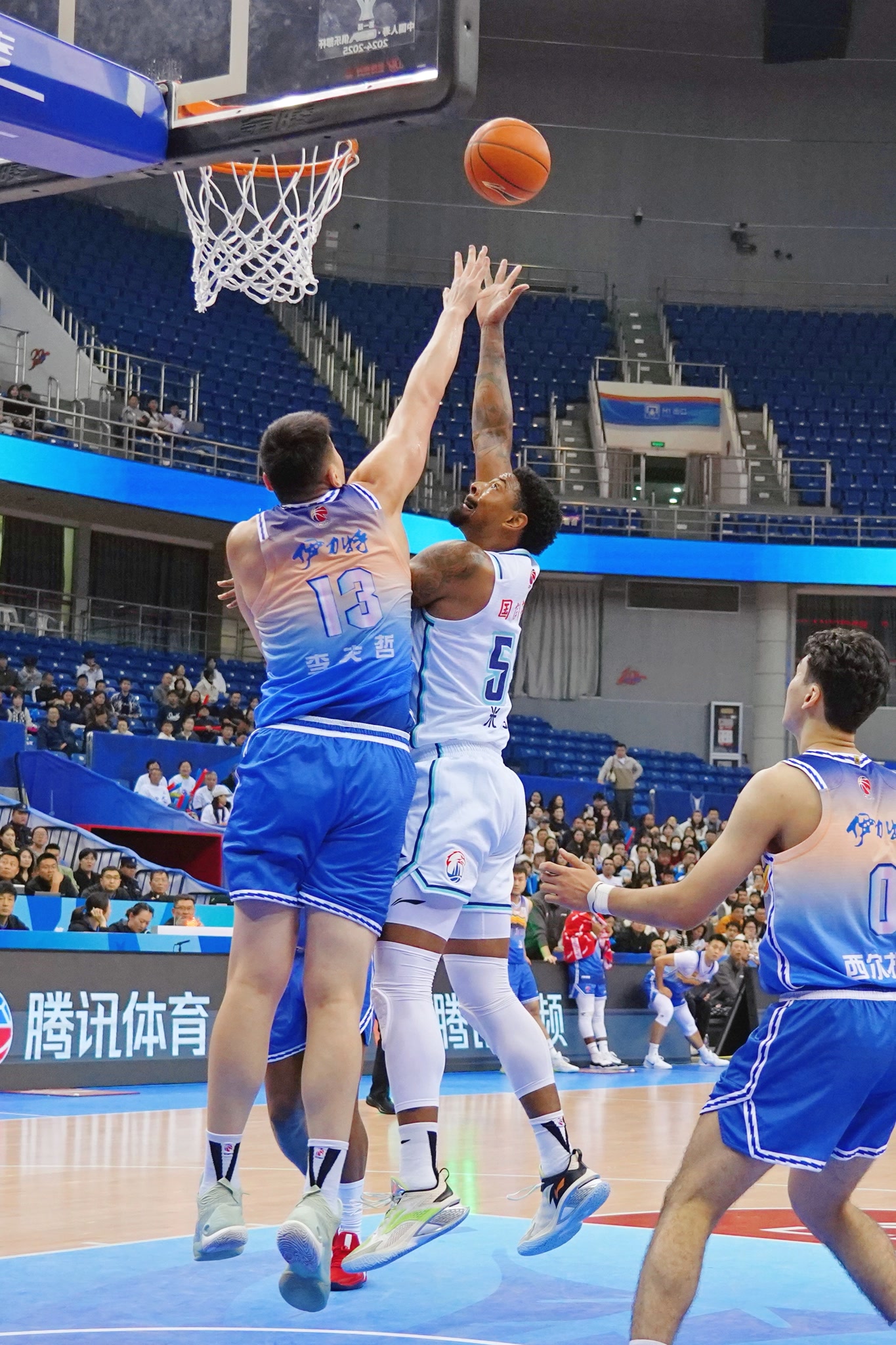 包含俱乐部杯-米奇26+17青岛胜同曦林崴19分的词条
