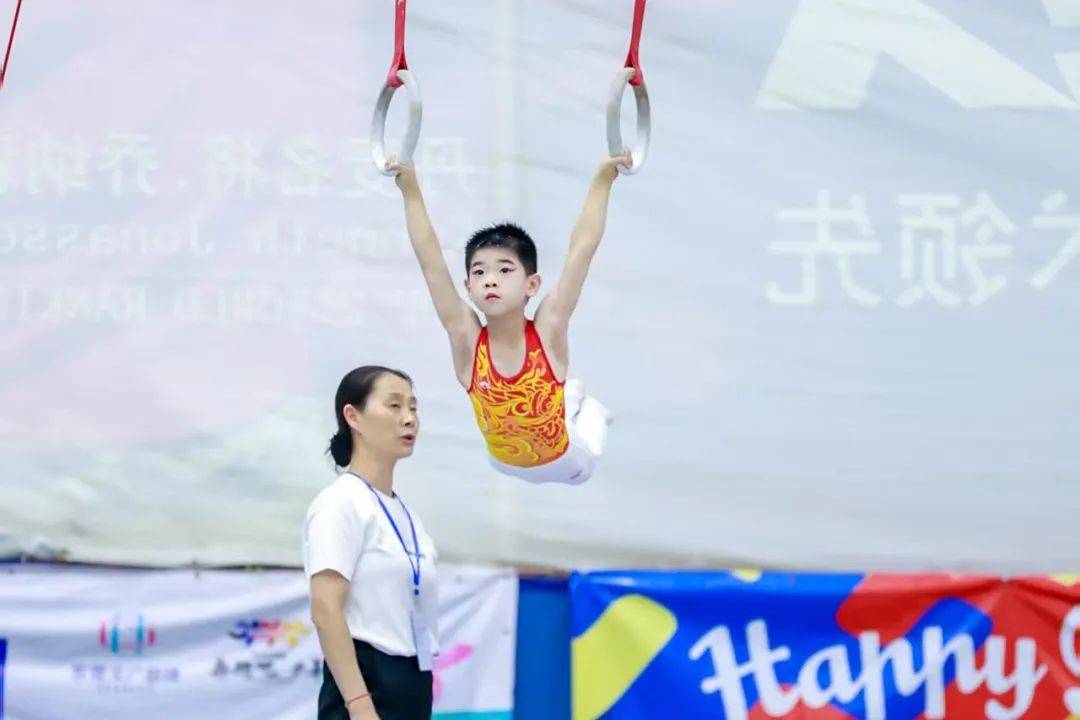 体操比赛中选手脱颖而出，赢得认可